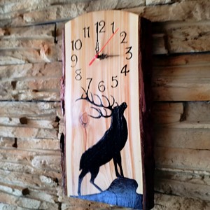 Ceas de perete din lemn cu cerb stând pe un deal  - casă & stil de viață - decorațiuni de casă - decorațiuni de pereți - ceasuri de perete - Artynos.ro