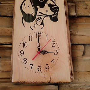 Ceas de perete din pin roșu cu câine dachshund -  - Artynos.ro