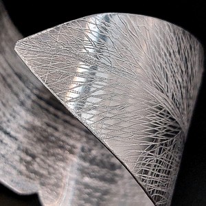 Brățară minimalistă în formă de frunză din aluminiu -  - Artynos.ro Brățară minimalistă în formă de frunză din aluminiu -  - Artynos.ro