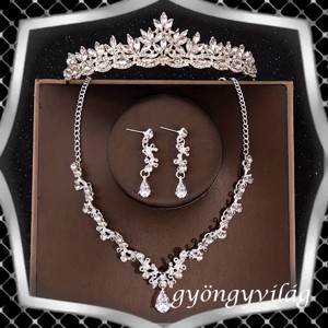 Seturi de bijuterii: set de bijuterii pentru nunta, mireasa, casual + diadema ES-SZT17-1, Accesorii nunta, Bijuterii mireasa, Set bijuterii de mireasa, , *ES-SZT17-1

Set de bijuterii placate cu argint, cu pietre de cristal .
Pietrele de cristal ale set..., ARTYNOS