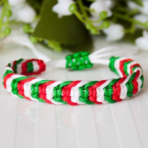 Bratara macramé impletita in trei culori - rosu/alb/verde - Artynos.ro