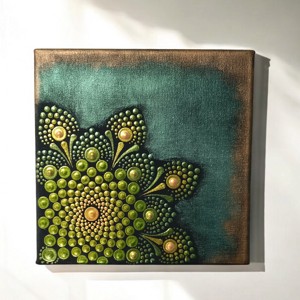 "Aur verde" mandala punctata, , , Mandala unica punctata cu vopsea acrilica pe panza intinsa.

Dimensiune: 20x20 cm

Culori linistito..., ARTYNOS