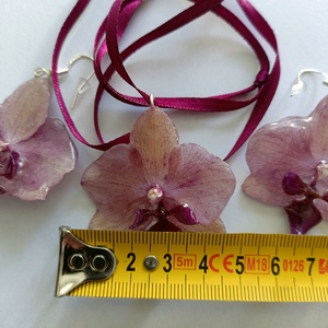 Set format din cercei și pandantiv realizat din mini Orhidee Phalaenopsis naturale, conservate  - bijuterii - cercei - cercei din rășină - Artynos.ro