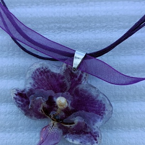 Pandantiv din mini orhidee Phalaenopsis , Bijuterii, Coliere, Coliere cu pandative, Confectionarea bijuteriilor, Pandantiv realizat din mini orhidee Phalaenopsis naturala, deshidratata si conservata in rasina UV...., ARTYNOS