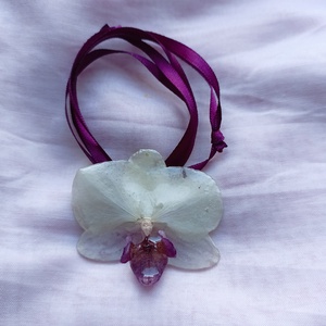 Pandantiv/Brosa realizata din mini Orhidee Phalaenopsis naturala  - Artynos.ro