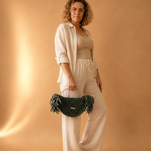 Geantă handmade croșetată verde închis cu franjuri și mânere metalice - genți și portofele - genți de mână și umăr - geantă casual - Artynos.ro