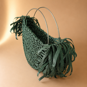 Geantă handmade croșetată verde închis cu franjuri și mânere metalice - genți și portofele - genți de mână și umăr - geantă casual - Artynos.ro