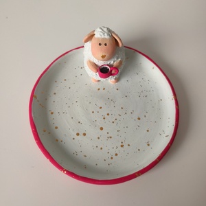 Suport Bijuterii Oiță cu căniță roșie - bijuterii - suporturi și cutii de bijuterii - stand bijuterii - Artynos.ro