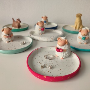 Suport Bijuterii Oiță cu căniță roșie - bijuterii - suporturi și cutii de bijuterii - stand bijuterii - Artynos.ro