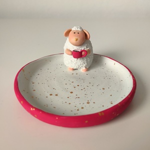 Suport Bijuterii Oiță cu căniță roșie - bijuterii - suporturi și cutii de bijuterii - stand bijuterii - Artynos.ro