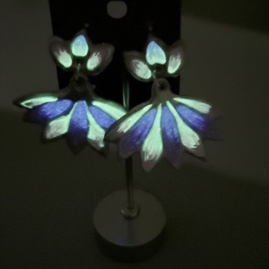 Cercei Lotus glow in the dark  - bijuterii - cercei - cercei din rășină - Artynos.ro