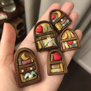 Broșă Bibliotecă to go - mică - bijuterii - broșe - Artynos.ro