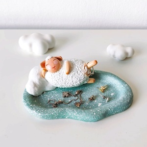 Suport Bijuterii Oiță tolănită pe nor - bijuterii - suporturi și cutii de bijuterii - stand bijuterii - Artynos.ro