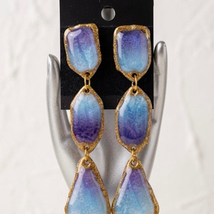 Cercei Statement Gradient Blue, Bijuterii, Cercei, Cercei din rasina, Confectionarea bijuteriilor, Arta purtabila: Cercei unici din rasina UV
Lungime aproximativa - 8 cm

Descopera o lume a detaliil..., ARTYNOS