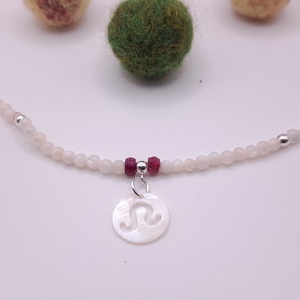 Choker zodiac rubin, Bijuterii, Coliere, Chockere, Confectionarea bijuteriilor, Choker din sfere sidef de 2.5mm, 2 rondele de rubin natural brut de 2x4mm si zodiacul tau la aleger..., ARTYNOS