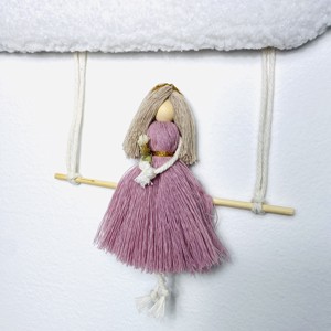 Decorațiune de perete personalizată cu nori de miel brodați și păpușă macramé cu balansoar opțională -  - Artynos.ro