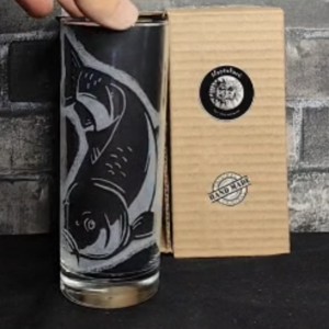 Pahar de sticlă cu model de crap, gravat manual  -  - Artynos.ro