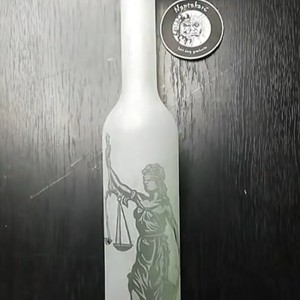 Sticlă pentru palinkă cu model Justicia  -  - Artynos.ro