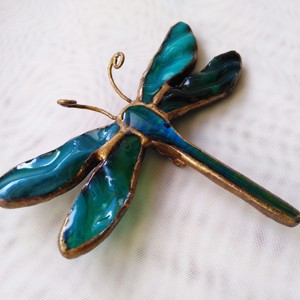Broșă exclusivă cu libelulă iridescentă albastră - bijuterii - broșe - Artynos.ro