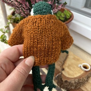 Broscuță tricotată manual - 13 cm, în pulover de lână și chiloți de catifea -  - Artynos.ro
