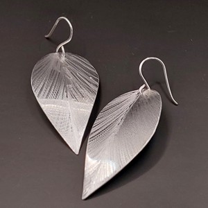 Cercei cu litere în aluminiu - bijuterii - cercei lungi - Artynos.ro Cercei cu litere în aluminiu - bijuterii - cercei lungi - Artynos.ro