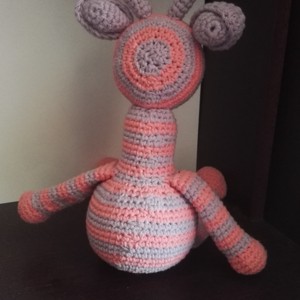 Girafa cu dungi - jucării și echipamente pentru copii - plușuri - girafă de pluș - Artynos.ro