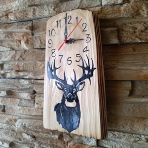 Ceas de perete din lemn decorat cu silueta căprioarei -  - Artynos.ro