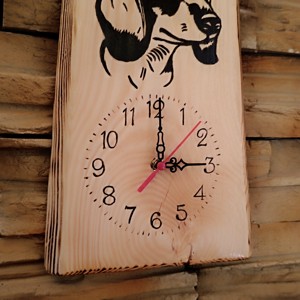 Ceas de perete din pin roșu cu câine dachshund -  - Artynos.ro