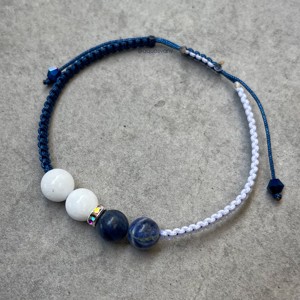 Brățară macramé din jad alb și sodalită -  - Artynos.ro