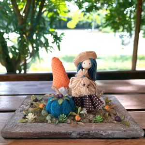 Decorațiune de masă de toamnă cu o fetiță în rochie cu buline și câinele ei � ciuperci, dovleci, bol rustic - casă & stil de viață - decorațiuni de casă - decorațiuni de masă și rafturi - decorațiuni de masă - Artynos.ro