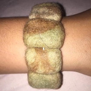 Brățară din pâslă verde (Keki)-maro -  - Artynos.ro