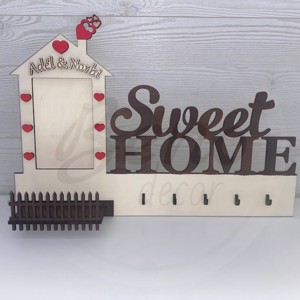 Breloc de perete Sweet Home personalizat - cu suport pentru fotografii si nume gravat, , , Acest fermecator breloc de perete din lemn "Sweet Home" este un accesoriu practic si decorativ pent..., ARTYNOS
