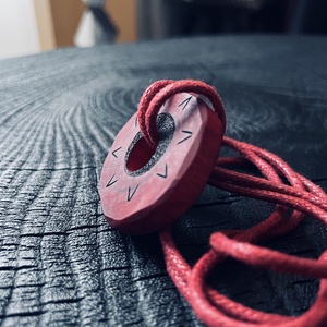 Colier din lemn Roșu - simbolul soarelui / Amulet of Red Carpathian / Colier Soare - bijuterii - coliere - coliere cu pandantive - Artynos.ro