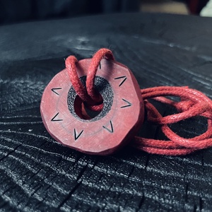 Colier din lemn Roșu - simbolul soarelui / Amulet of Red Carpathian / Colier Soare - bijuterii - coliere - coliere cu pandantive - Artynos.ro
