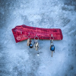 Suport de chei / Cuier din lemn pentru chei / Design rustic, vopsit în roșu, cu motive tradiționale românești, Casă & Stil de viață, Accesorii pentru decorat casa, Decorațiuni de pereți, decorațiuni suspendate, Suport pentru chei, Sculptură, Pictură, ARTYNOS