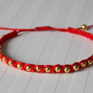 Brățară macramé împletită - Mărgele roșii -  - Artynos.ro