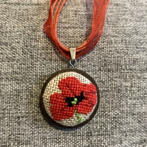colier brodat cu cusături încrucișate cu mac -  - Artynos.ro