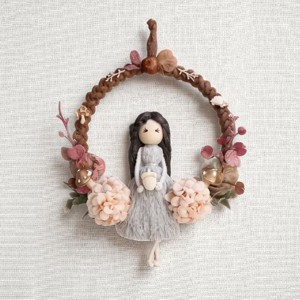 Decorațiune de perete din macramé de toamnă � păpușă din macramé pe un inel maro, decorată cu piersici aurii -  - Artynos.ro