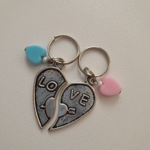 Pereche de mini brelocuri / brelocuri de geantă cu inimi și inscripția LOVE -  - Artynos.ro