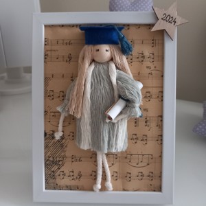 Memorie de absolvire - papusa macramé 3D imagine, , , Aceasta papusa speciala macramé cu imagine 3D este un cadou de absolvire unic si personalizat, care..., ARTYNOS