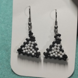Cercei handmade colectia LINEA Contrast � triunghi alb si negru, Toho - Artynos.ro