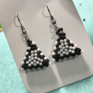 Cercei handmade colectia LINEA Contrast � triunghi alb și negru, Toho - bijuterii - cercei - cercei din mărgele - Artynos.ro
