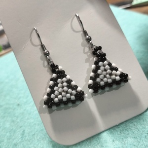 Cercei handmade colectia LINEA Contrast � triunghi alb și negru, Toho - bijuterii - cercei - cercei din mărgele - Artynos.ro