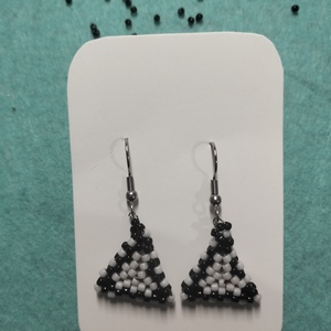 Cercei handmade colectia LINEA Contrast � triunghi alb și negru, Toho - bijuterii - cercei - cercei din mărgele - Artynos.ro
