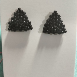 Cercei handmade colectia LINEA Mini Noir – triunghi negru., Bijuterii, Cercei, Cercei din margele, Cusatura, Cercei triunghiulari realizati manual din margele japoneze Toho, in nuanta negru intens. Model mini..., ARTYNOS