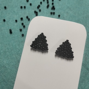 Cercei handmade colectia LINEA Mini Noir � triunghi negru. - bijuterii - cercei - cercei din mărgele - Artynos.ro