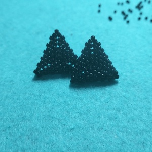 Cercei handmade colectia LINEA Mini Noir � triunghi negru. - bijuterii - cercei - cercei din mărgele - Artynos.ro