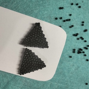 Cercei handmade colectia LINEA Shadow – triunghi negru mare., Bijuterii, Cercei, Cercei din margele, Confectionarea bijuteriilor, Cercei triunghiulari mari, aproximativ 2,2 cm, realizati manual din margele Toho negre. Design cura..., ARTYNOS