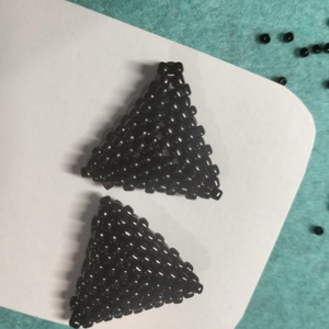 Cercei handmade colectia LINEA Shadow � triunghi negru mare. - bijuterii - cercei - cercei din mărgele - Artynos.ro