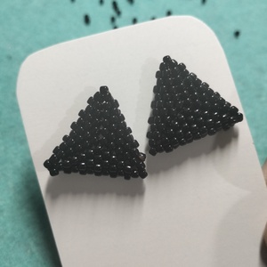 Cercei handmade colectia LINEA Shadow � triunghi negru mare. - bijuterii - cercei - cercei din mărgele - Artynos.ro